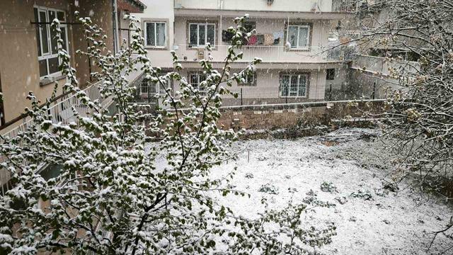 Kuraklıktan korkuyorlardı mucize yaşandı... Denizli’ye Nisan ayında kar yağdı!