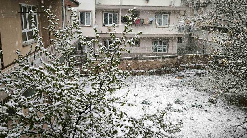 Kuraklıktan korkuyorlardı mucize yaşandı... Denizli’ye Nisan ayında kar yağdı!