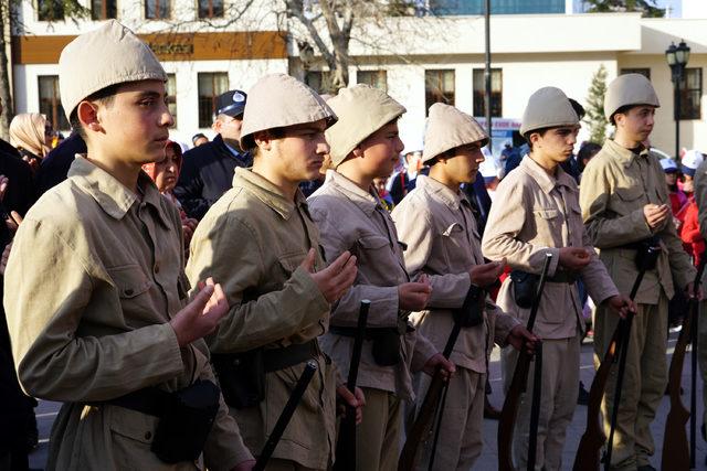 Tokatlı kadınlar Mehmetçik için atkı-bere ördü