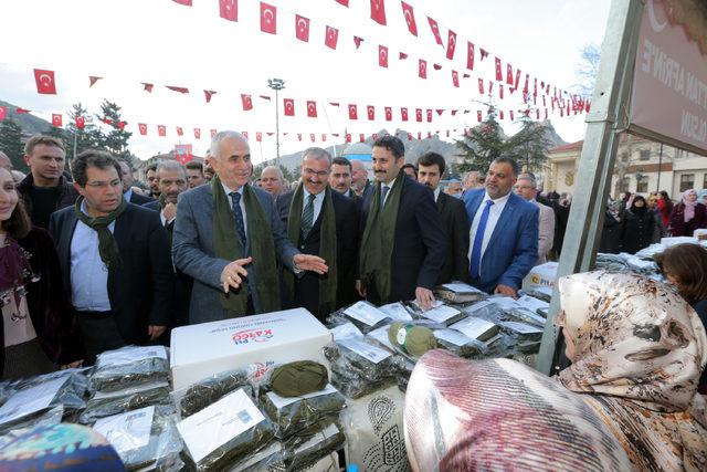 Tokatlı kadınlar Mehmetçik için atkı-bere ördü