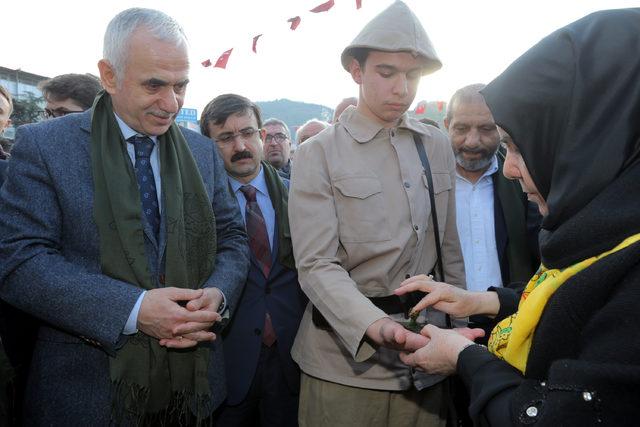 Tokatlı kadınlar Mehmetçik için atkı-bere ördü