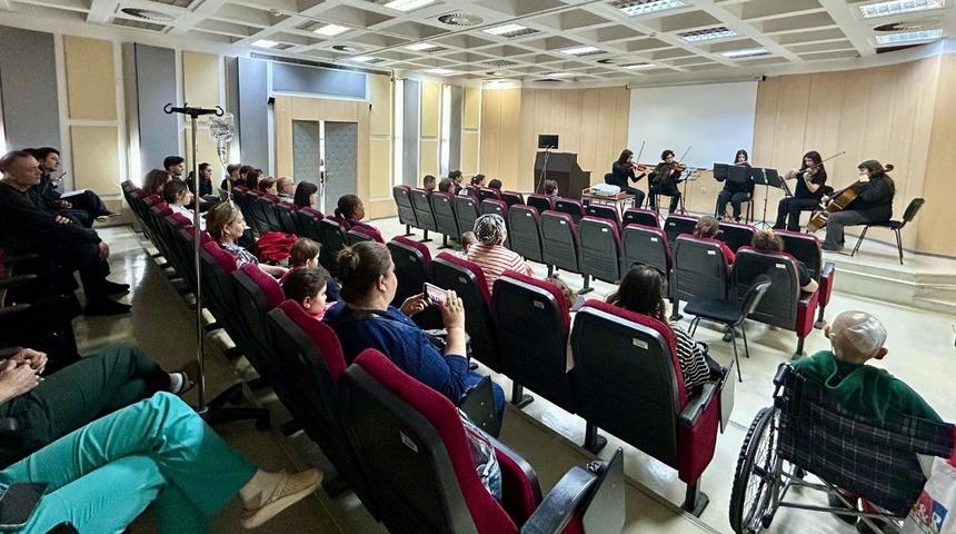 Tedavi altındaki çocuklara müzikal moral: Güzel Sanatlar Lisesinden anlamlı konser...