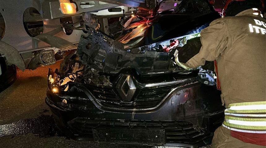 Anadolu Otoyolu'nda tıra çarpan otomobilin sürücüsü ağır yaralandı