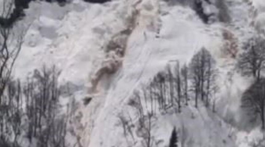 Macahel Vadisi’nde çığ ve heyelan aynı anda meydana geldi