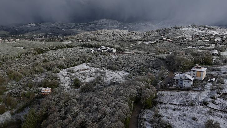 Ankara baharda kışı yaşıyor! Gören dönüp dönüp tarihe bakıyor: Başkent, Nisan ayında karla kaplandı...  G4