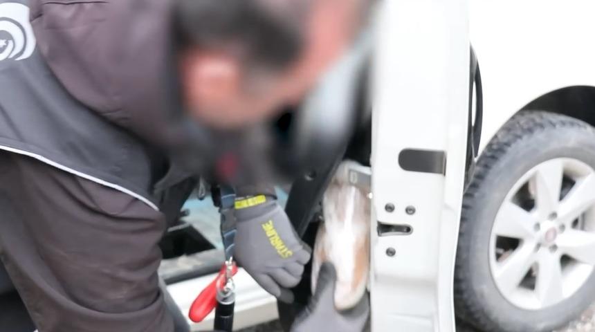 Hafif ticari araçta kilolarca uyuşturucu ele geçirildi: 3 gözaltı