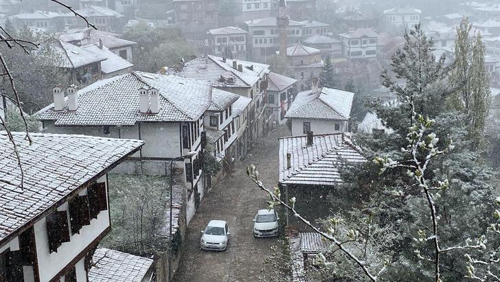 Ankara baharda kışı yaşıyor! Gören dönüp dönüp tarihe bakıyor: Başkent, Nisan ayında karla kaplandı...  G5