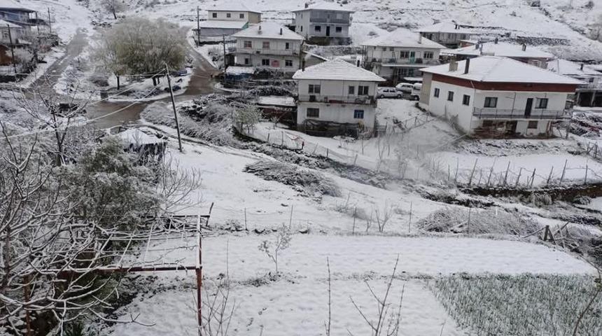 G&ouml;rdes ve Selendi'ye nisanda kar s&uuml;rprizi
