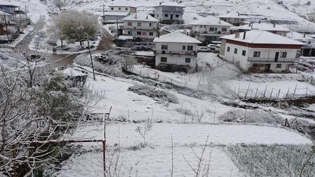 Gördes ve Selendi'ye nisanda kar sürprizi