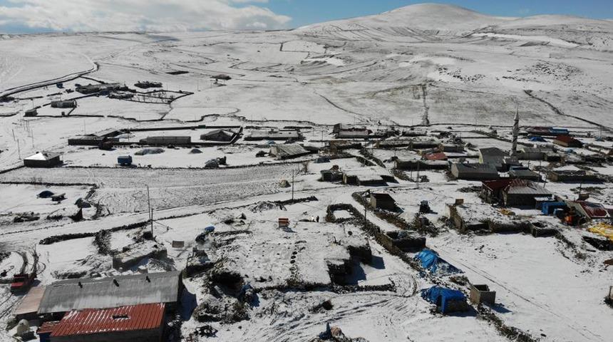 Kars'ta beyaza bürünen köyler ve tarım arazileri havadan görüntülendi