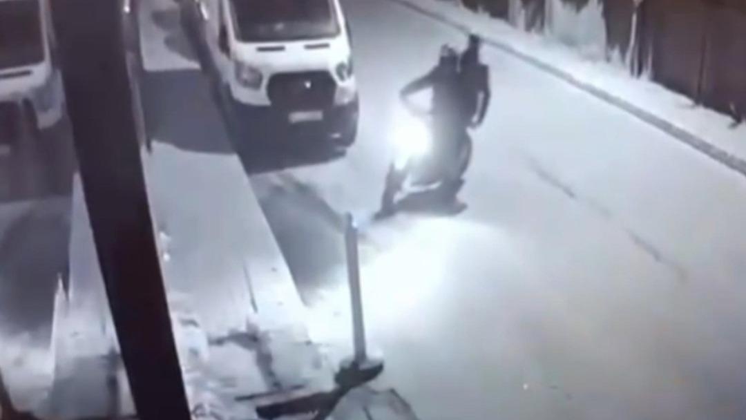 Motosikletle geldiler villaya el bombası attılar... Kameraya böyle yansıdı 1