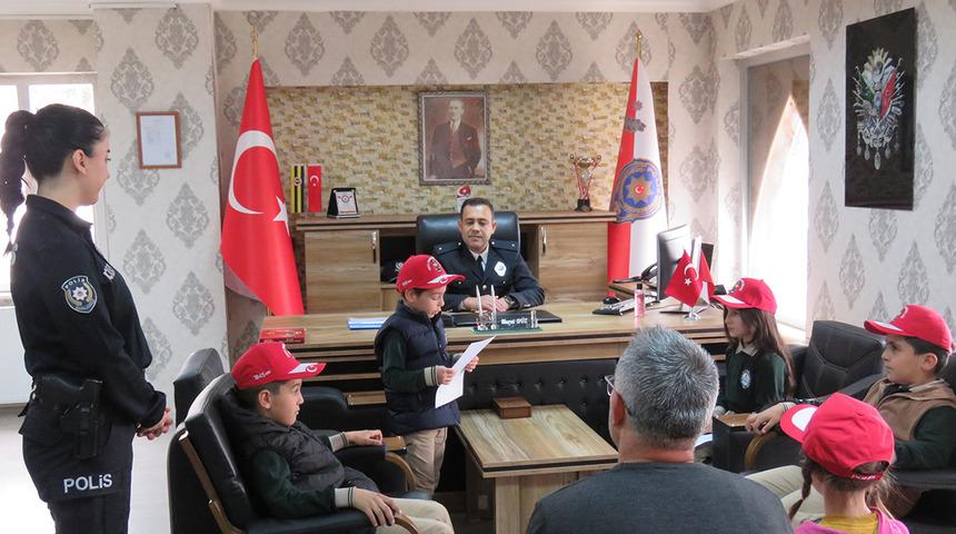 Polis Haftası'nda çocukların polislik hayali bir günlüğüne gerçek oldu