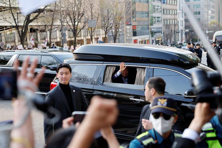 Sıkıyönetim ilanı nedeniyle görevden alınmıştı! Güney Kore'de Yoon Suk Yeol başkanlık konutundan ayrıldı G1