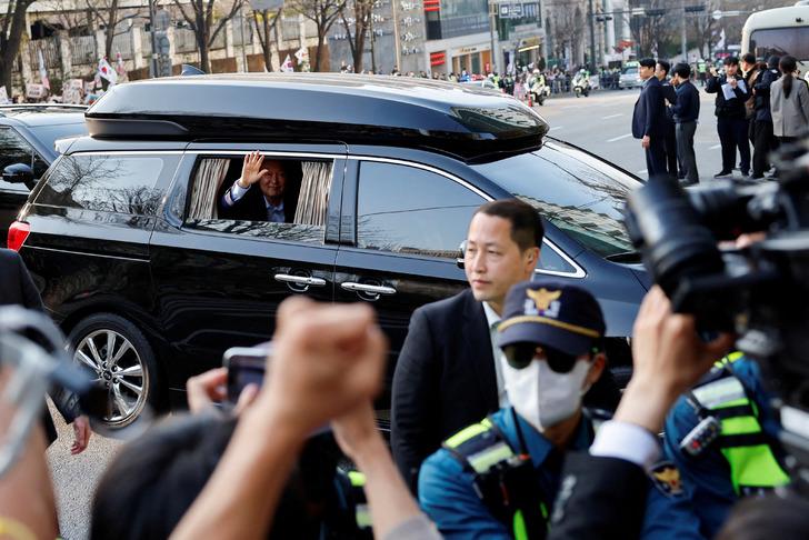 Sıkıyönetim ilanı nedeniyle görevden alınmıştı! Güney Kore'de Yoon Suk Yeol başkanlık konutundan ayrıldı G3