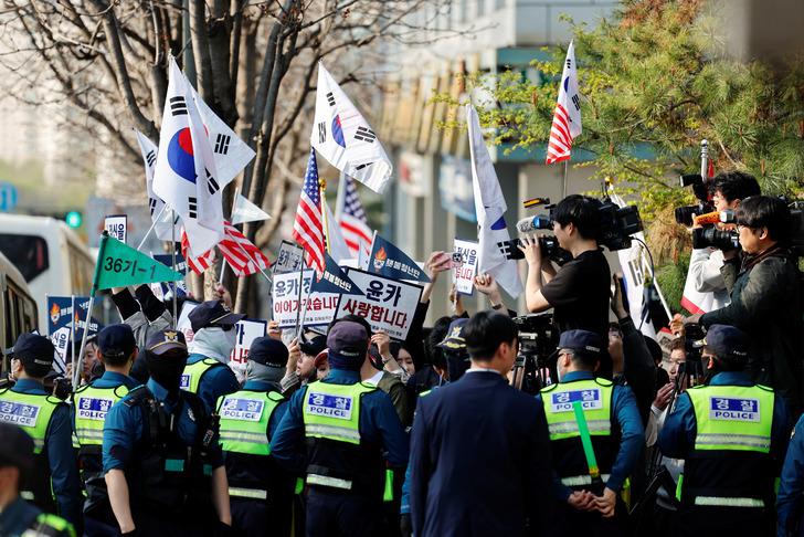 Sıkıyönetim ilanı nedeniyle görevden alınmıştı! Güney Kore'de Yoon Suk Yeol başkanlık konutundan ayrıldı G4