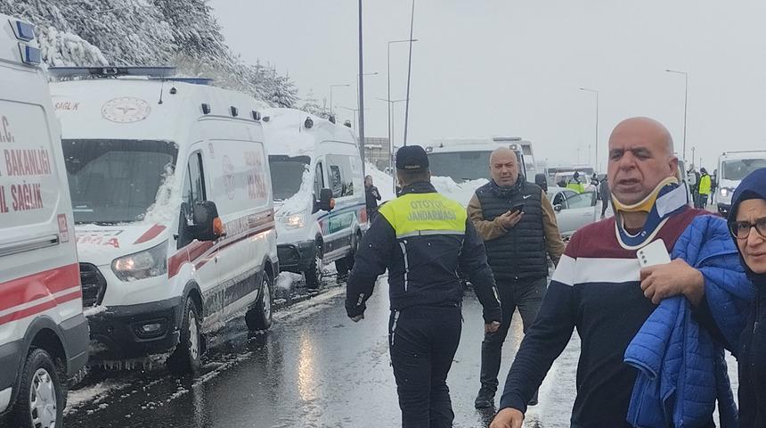 Kar aniden bastırdı, otoyolda 8 araç zincirleme kazaya karıştı:10 yaralı