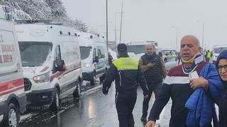 Kar aniden bastırdı, otoyolda 8 araç zincirleme kazaya karıştı:10 yaralı