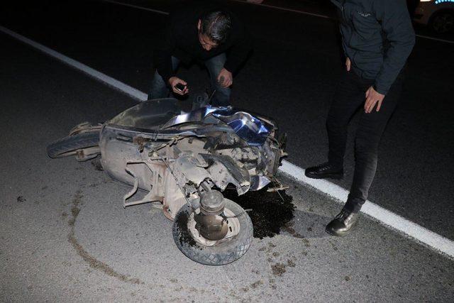 Otomobille çarpışan motosikletteki 2 kişi öldü