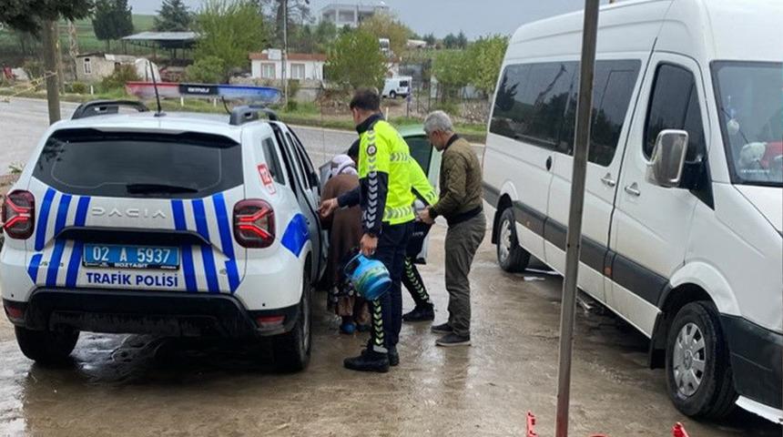 Polisler yaşlı kadının tüpünü alıp evine kadar bıraktı