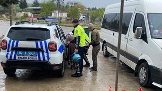 Polisler yaşlı kadının tüpünü alıp evine kadar bıraktı