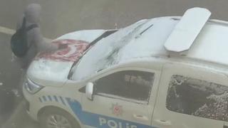 Türk bayrağının üzerindeki karları temizledi, takdir topladı