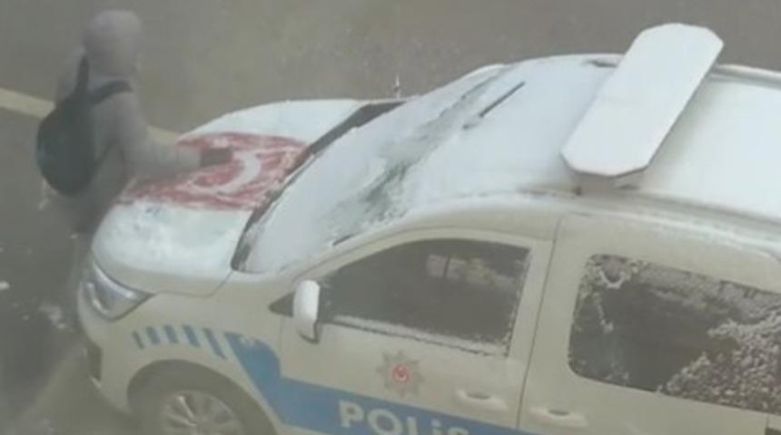 Türk bayrağının üzerindeki karları temizledi, takdir topladı