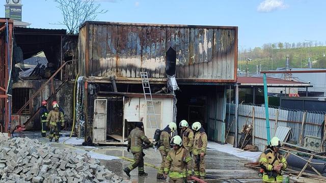 Art arda patlamalar yaşandı, çok sayıda araç yangı! İstanbul'daki korkutan yangın kontrol altına alındı
