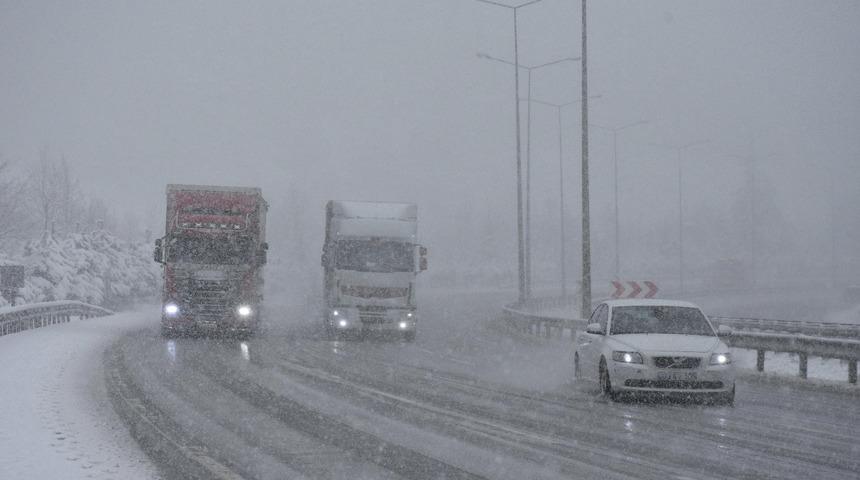 Samsun-Ankara kara yolunda kar yağışı etkili oldu