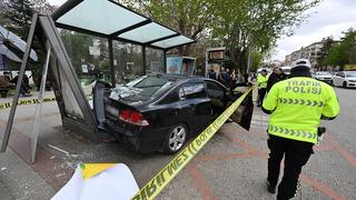 Gaziantep'te otomobil, otobüs durağına çarptı: 5 yaralı