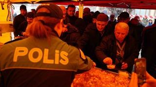 Düzce'de namaz çıkışı lokma dağıtımı
