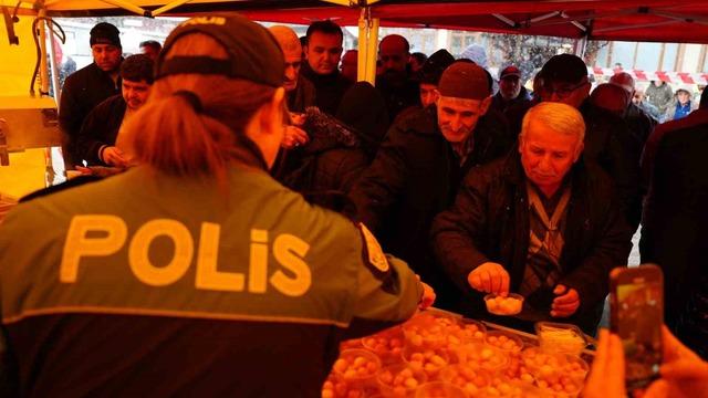 Düzce'de namaz çıkışı lokma dağıtımı