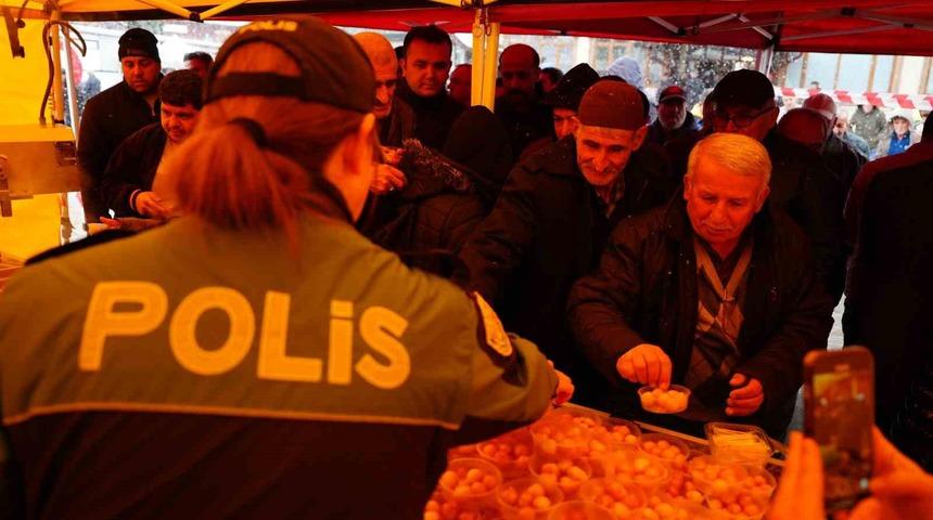 Düzce'de namaz çıkışı lokma dağıtımı