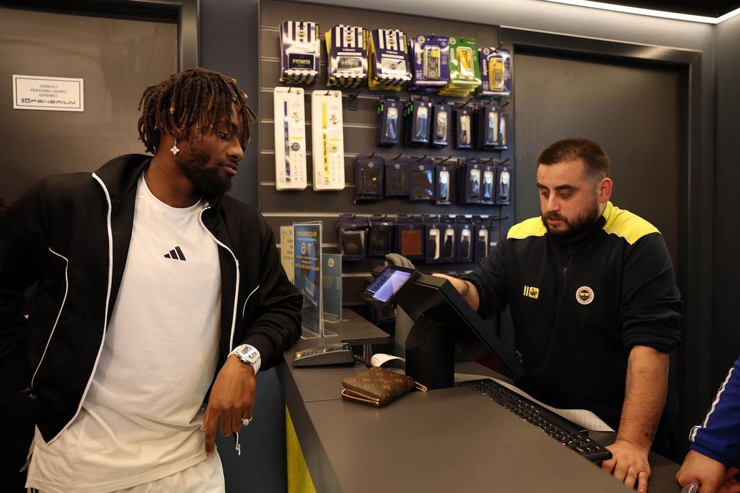 Fenerium a giden futbolcu gündem oldu! Bütün hesabı ödedi... Onu gören taraftarlar şaşırdı 1