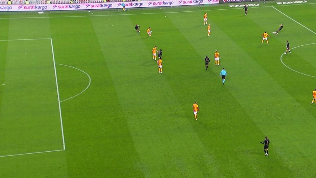 Samsunspor un Galatasaray a atıp iptal edilen golü olay yarattı! Milimetrelik ofsayt kararı taraftarları ikna etmedi... 1