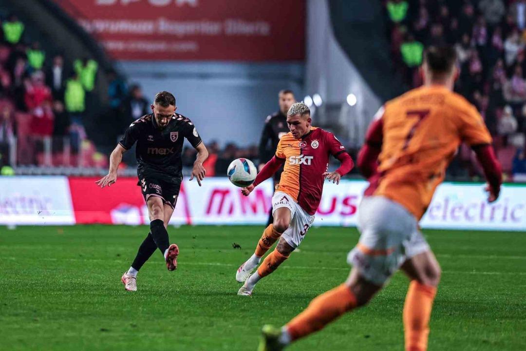 Kritik maçta tartışmalı pozisyon! Galatasaraylılar penaltı beklemişti... Mark Clattenburg açıkladı 1