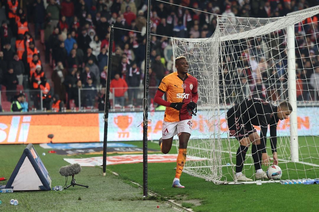 Galatasaray, Samsun deplasmanından 3 puanla ayrıldı! Fenerbahçe ile maç fazlasıyla puan farkı 6 ya çıktı... 2