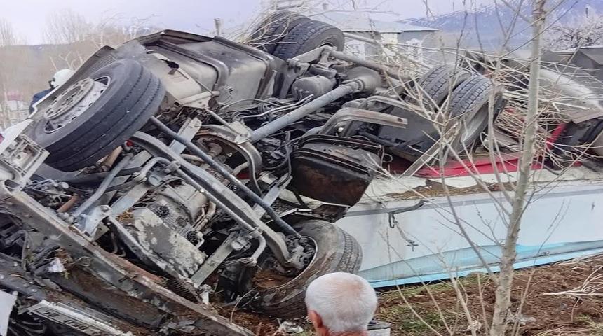 Van'da korkutan kaza! Devrilen tır panik yarattı: 1 kişi yaralandı