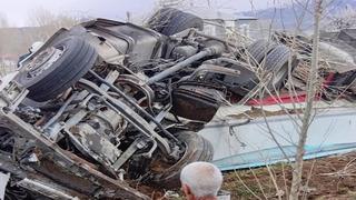 Van'da korkutan kaza! Devrilen tır panik yarattı: 1 kişi yaralandı