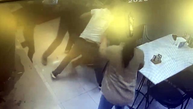 Avcılar'da feci olay kamerada! 19 yaşındaki genci kalbinden bıçakladılar