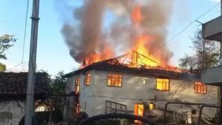 Zonguldak'ta yangın! 2 katlı ev alev alev yandı