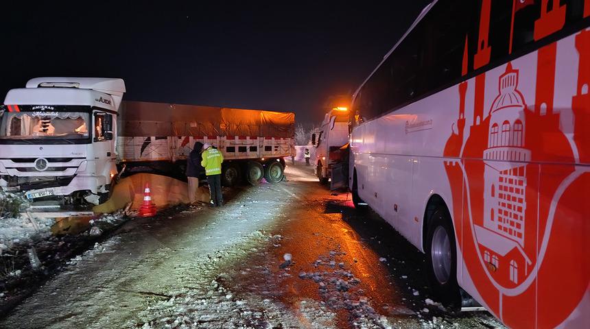 Samsun-Ankara otoyolunda buzlanma kazaya neden oldu! Otobüs ile tır çarpıştı