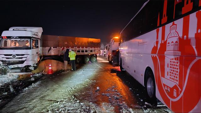 Samsun-Ankara otoyolunda buzlanma kazaya neden oldu! Otobüs ile tır çarpıştı