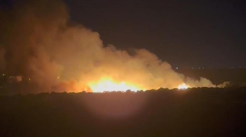 Mersin’de sazlık yangını: Alevler geceyi aydınlattı