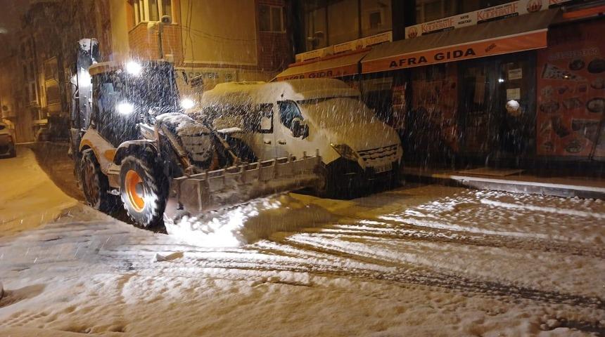 Bayburt’ta belediye ekipleri karla mücadele çalışmasını sürdürüyor