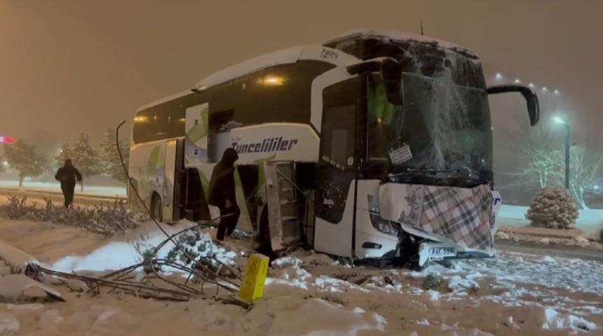 Karda kayan yolcu otobüsü aydınlatma direğine çarptı: 2 yaralı