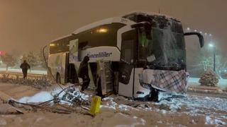 Karda kayan yolcu otobüsü aydınlatma direğine çarptı: 2 yaralı
