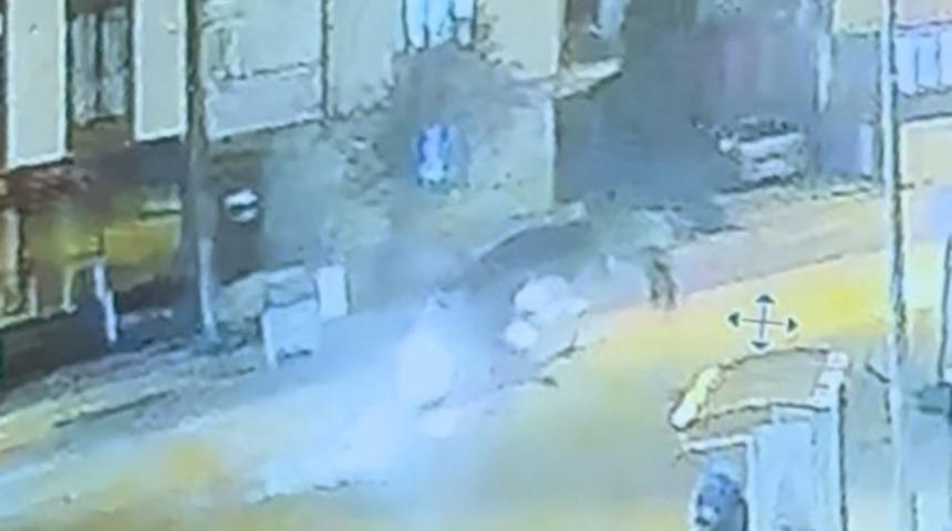 Otomobil ile çarpışan motosiklet sürücüsü ağır yaralandı: Kaza anı kamerada