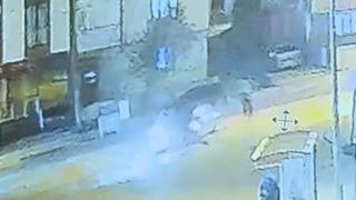 Otomobil ile çarpışan motosiklet sürücüsü ağır yaralandı: Kaza anı kamerada