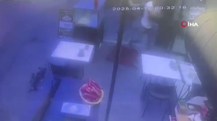 Avcılar'da bir kişinin hayatını kaybettiği bıçaklı kavga kamerada