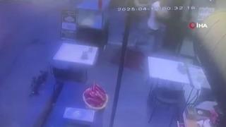 Avcılar'da bir kişinin hayatını kaybettiği bıçaklı kavga kamerada